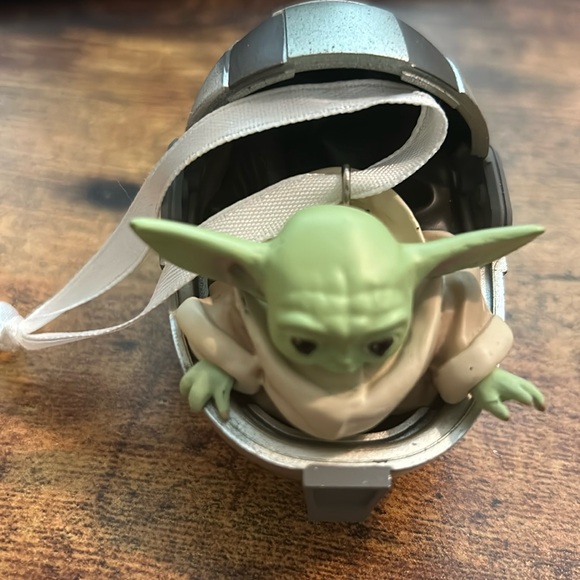 2020 Hallmark Star Wars The Mandalorian The Child Christmas Ornament Baby Yoda - Picture 1 of 3